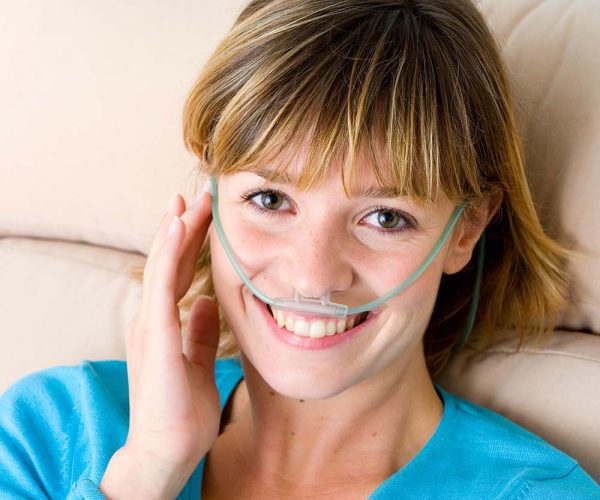 Figurante.
L'oxygénothérapie est un traitement qui a pour but d'apporter de l'oxygène à une personne. L'oxygénothérapie permet de traiter l'hypoxie (oxygénation insuffisante des tissus) ainsi que les affections pulmonaires et peut se pratiquer à l'hôpital ou à domicile. La jeune femme utilise ici des lunettes nasales.